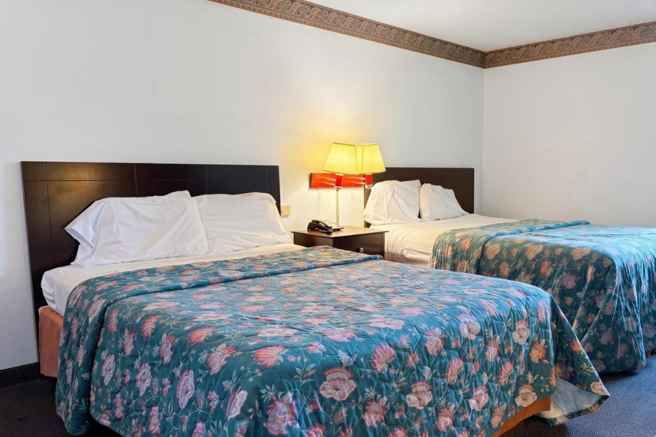 Executive Inn & Suites — photo 14