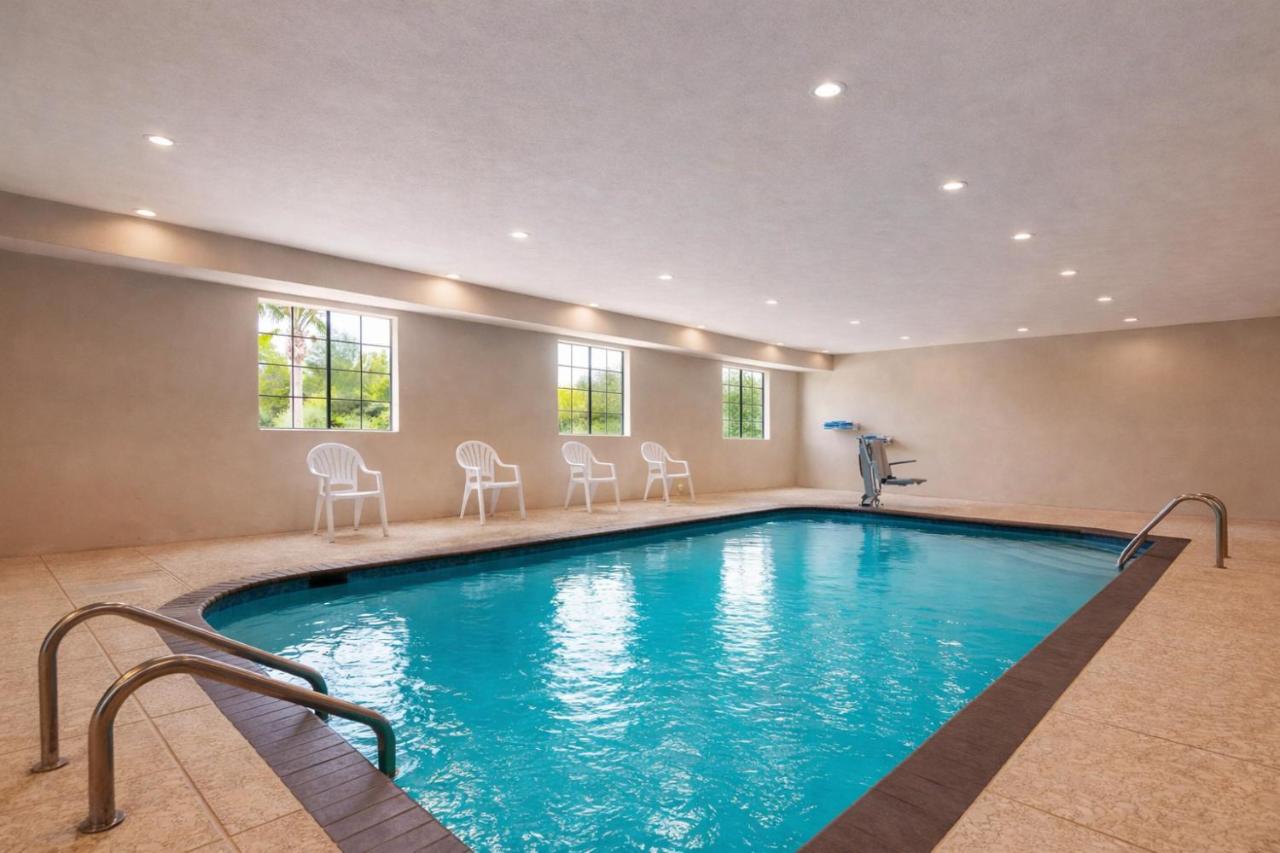 Tomball Executive Inn — photo 4