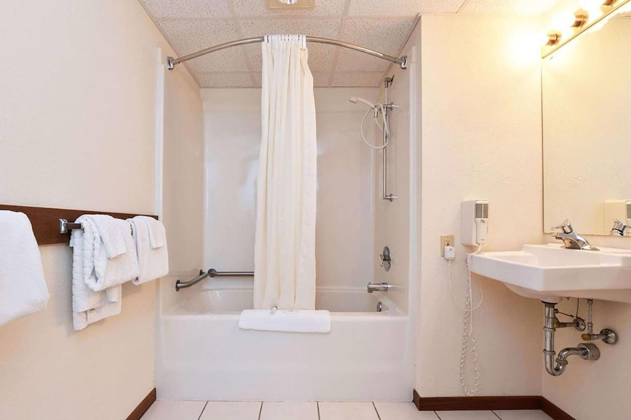 Travelodge by Wyndham Ishpeming/Marquette — photo 6