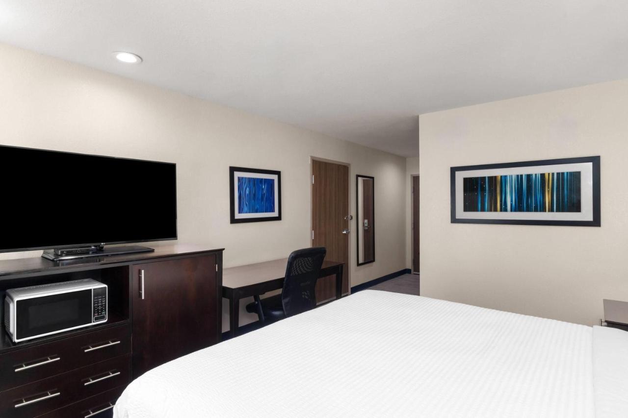 Baymont by Wyndham Iowa Lake Charles — photo 15