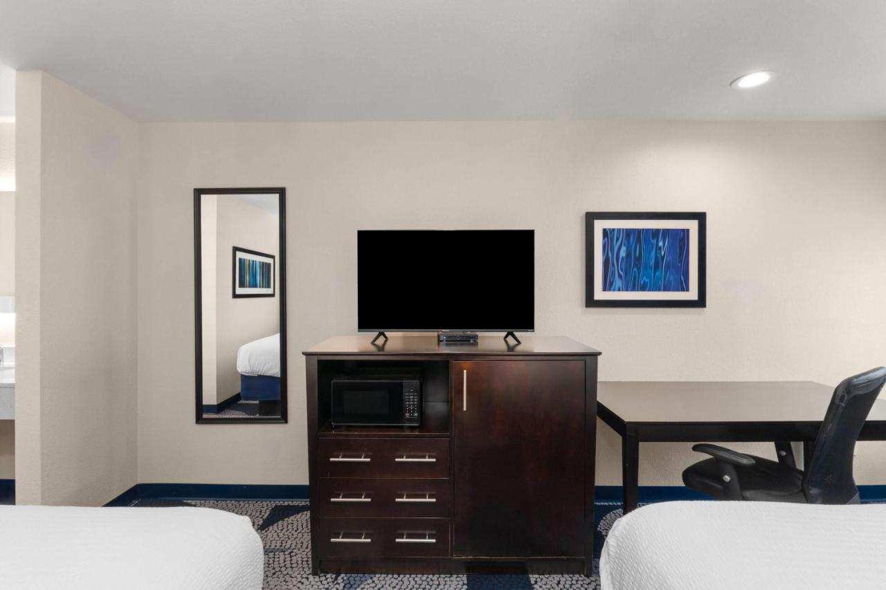 Baymont by Wyndham Iowa Lake Charles — photo 21