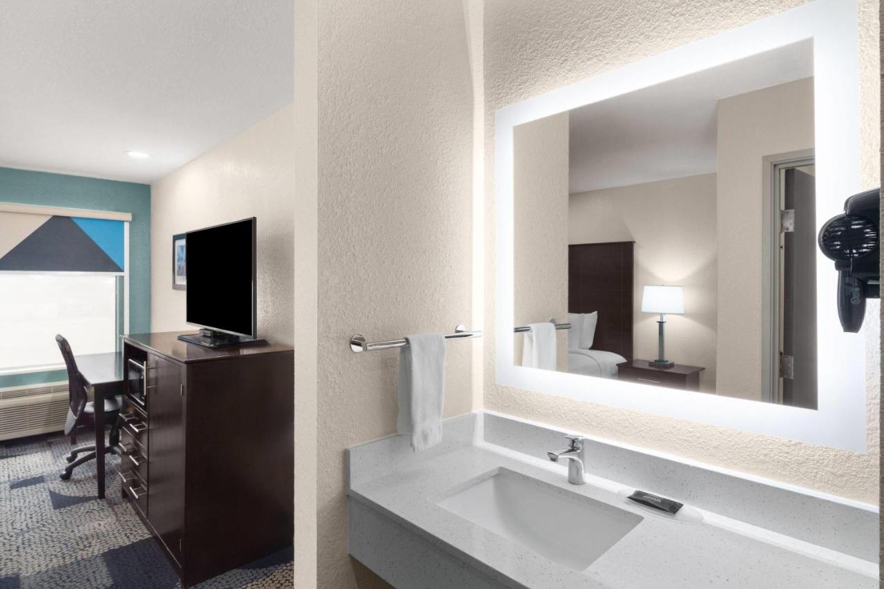 Baymont by Wyndham Iowa Lake Charles — photo 24