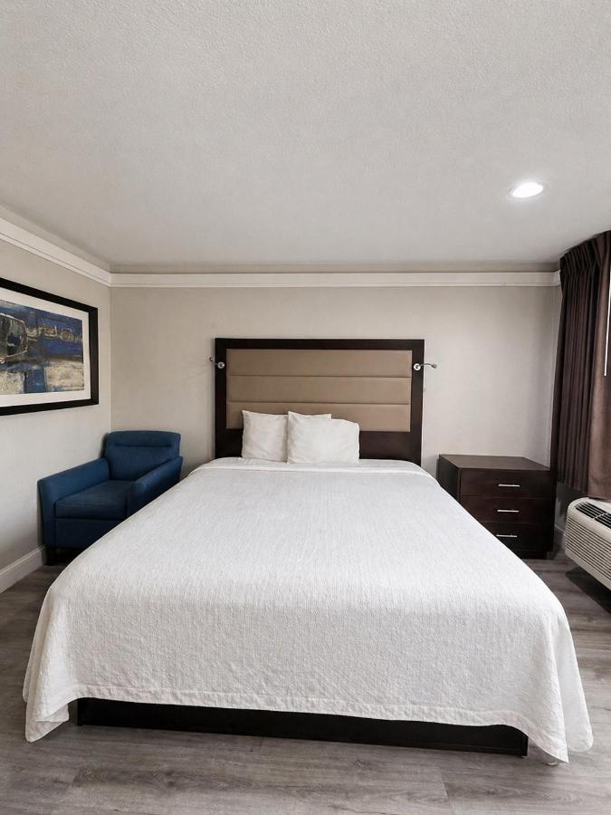All Season's Inn and Suites — photo 3