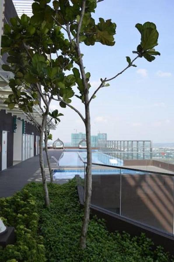 Rooftop swimming pool: HostaHome Suites at Afiniti Residence opposite Theme Park