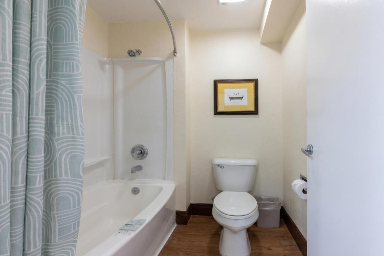 Sacramento Inn & Suites — photo 23