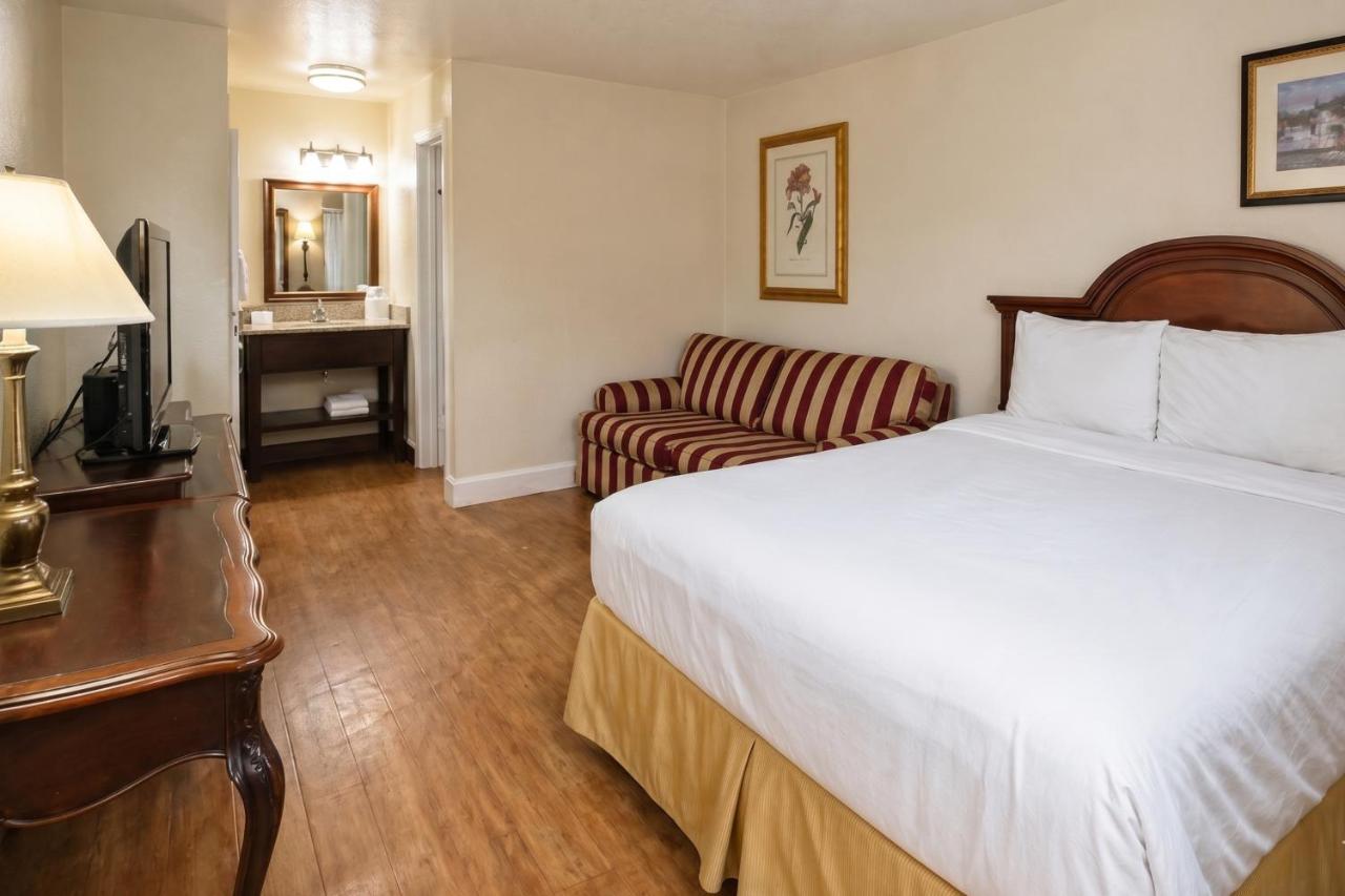 Sacramento Inn & Suites — photo 20
