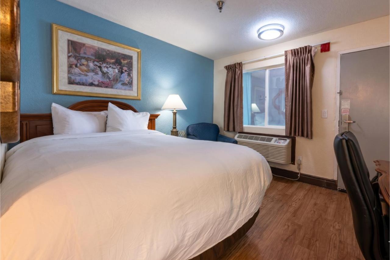 Sacramento Inn & Suites — photo 21