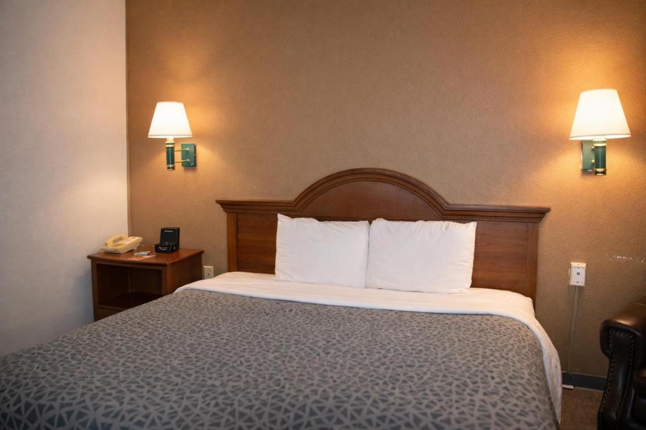WELCOME INN Raleigh near Walnut Creek Amphitheatre — photo 11