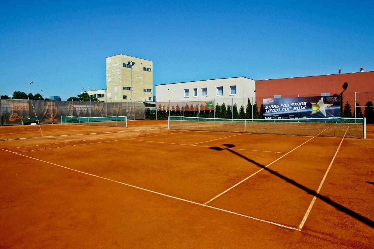 Tennis court: BNC Hotel - Restaurant - Bowling