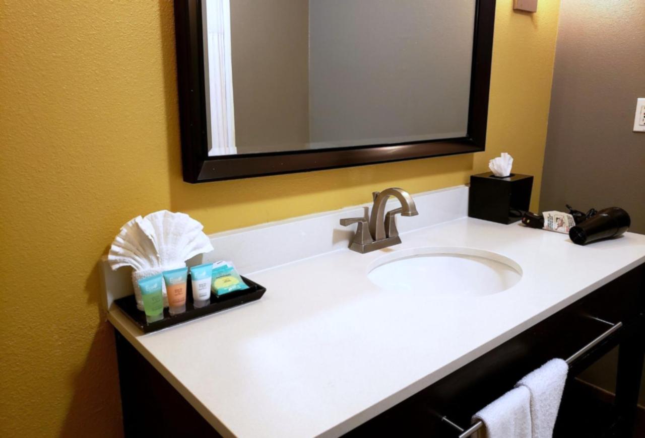 Hotel 1550 - SFO Airport FREE Shuttle — photo 17