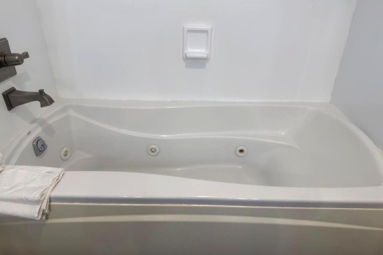 Hotel 1550 - SFO Airport FREE Shuttle — photo 20