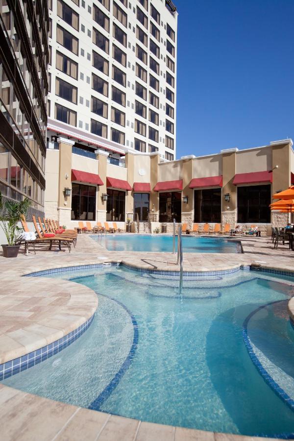 Heated swimming pool: Ramada Plaza by Wyndham Orlando Resort & Suites Intl Drive