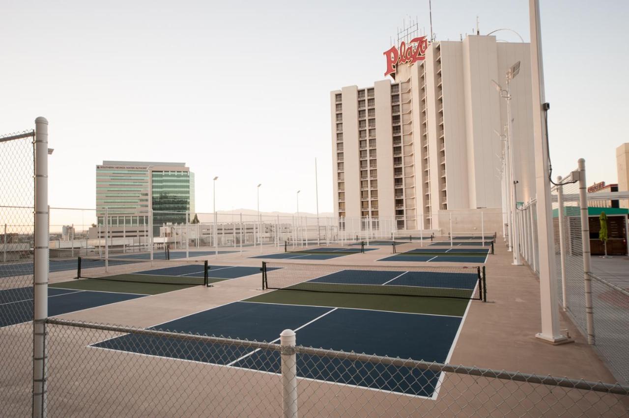 Tennis court: Plaza Hotel & Casino