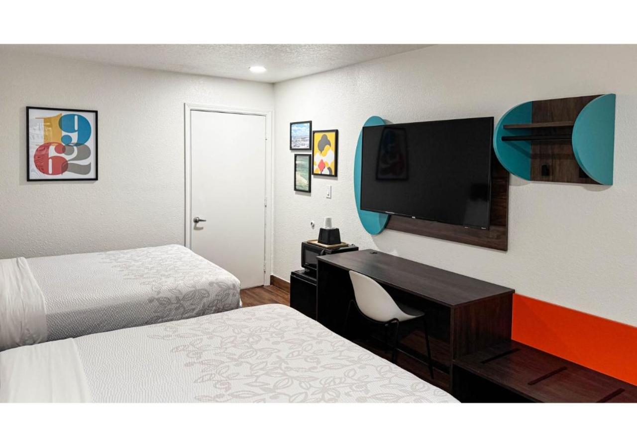 Motel 6 Classic Galveston — photo 17
