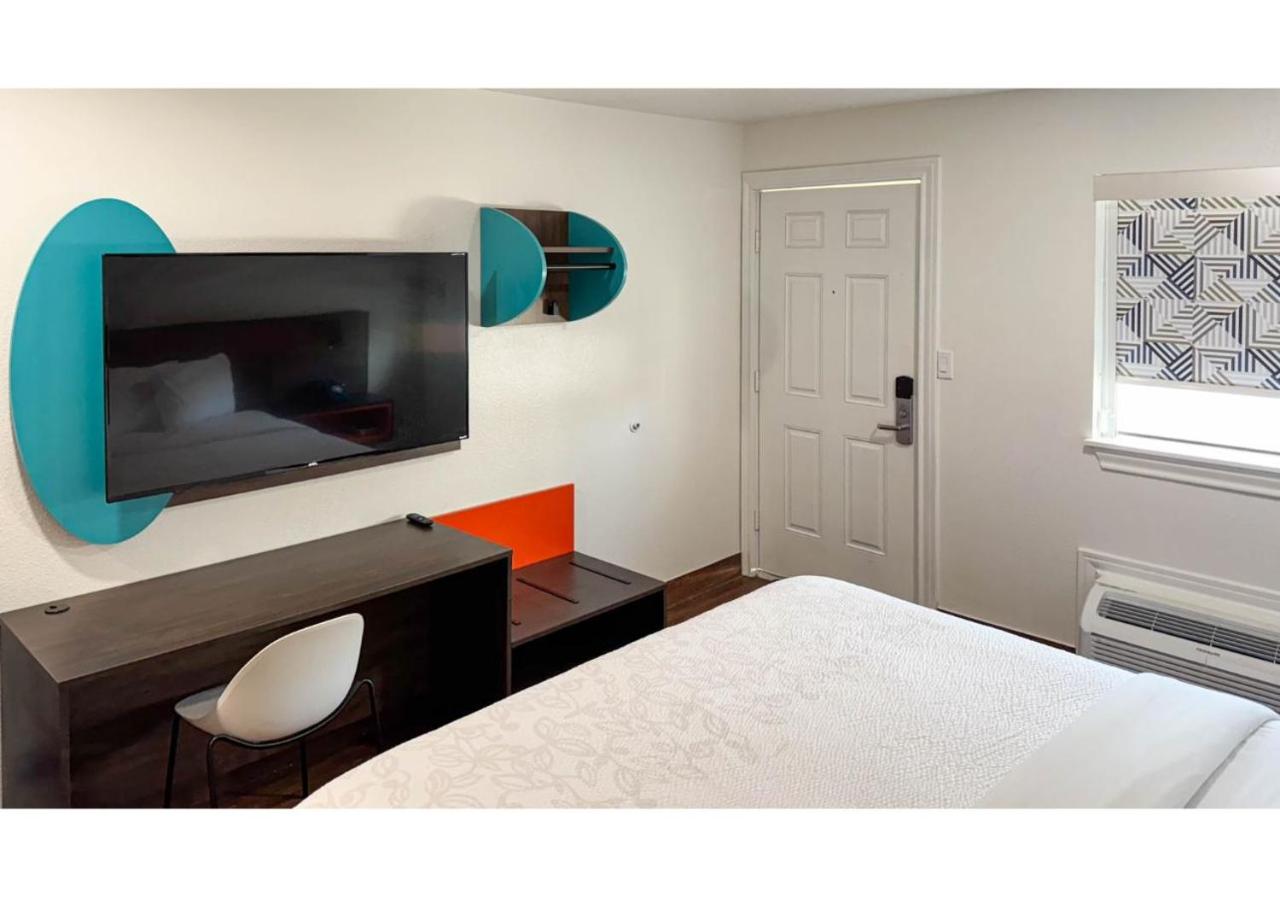 Motel 6 Classic Galveston — photo 21