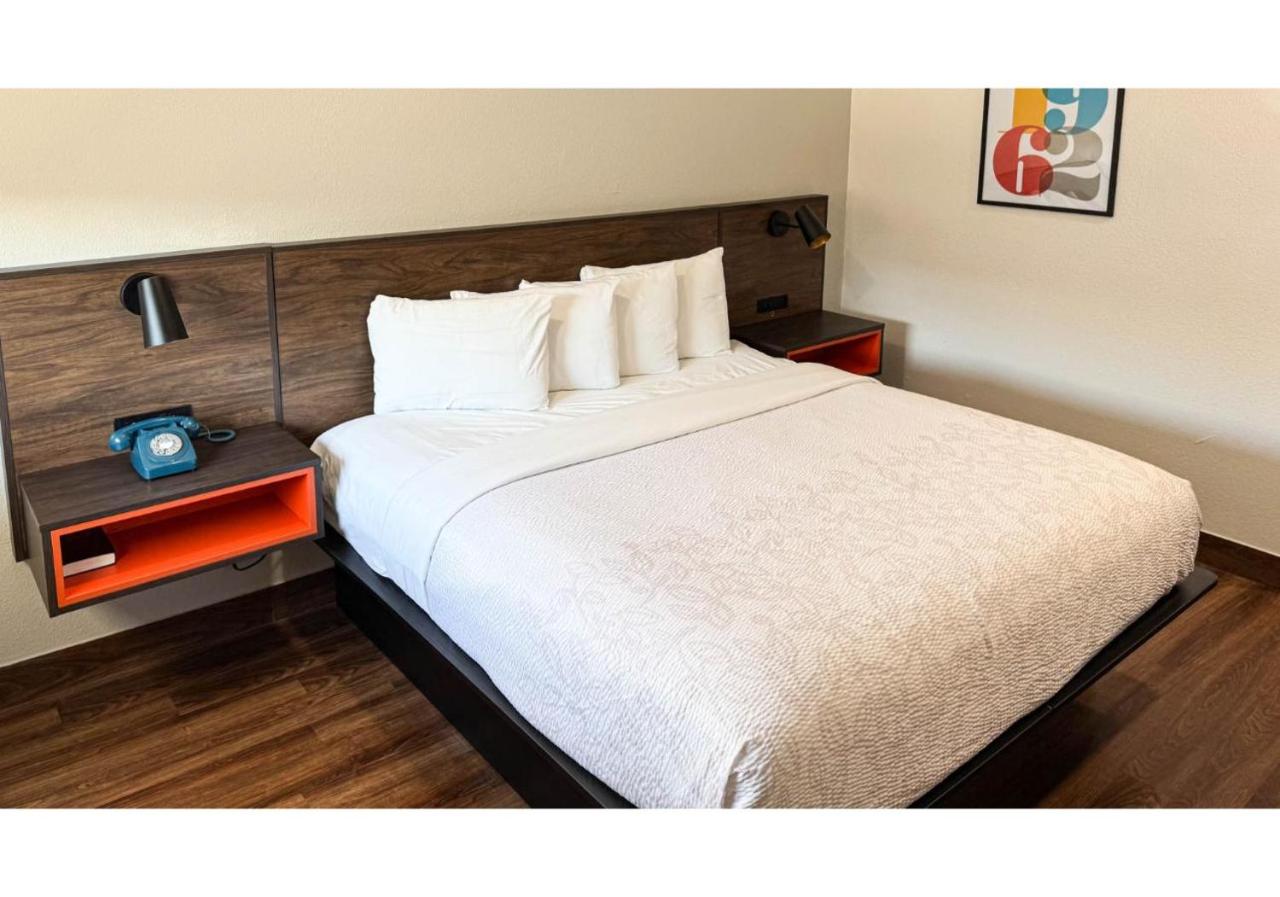 Motel 6 Classic Galveston — photo 23