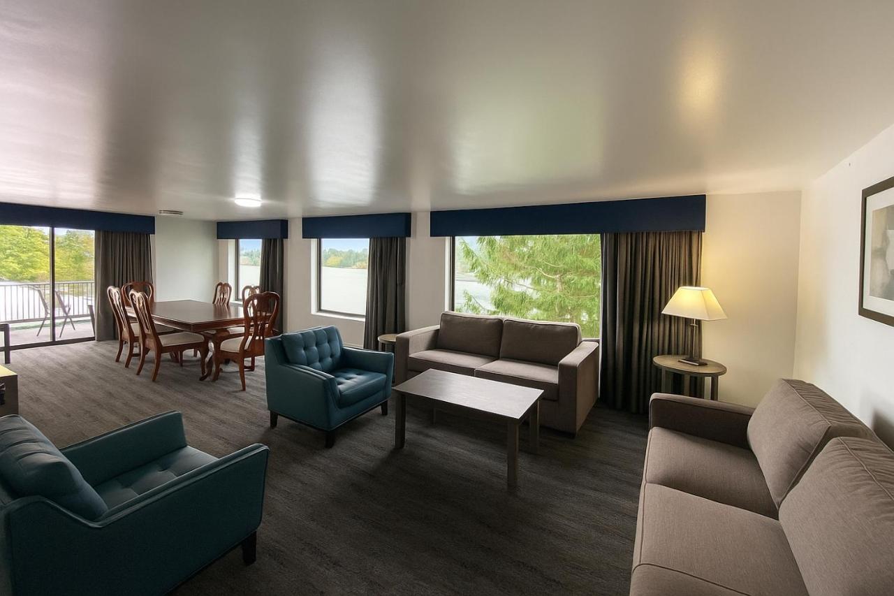 Oyster Bay Inn & Suites — photo 15