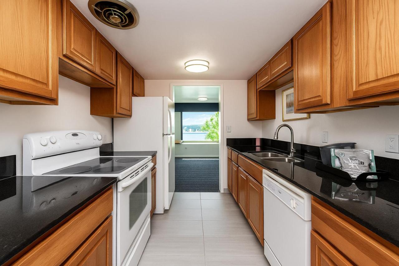 Oyster Bay Inn & Suites — photo 11