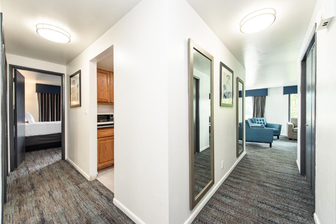 Oyster Bay Inn & Suites — photo 10