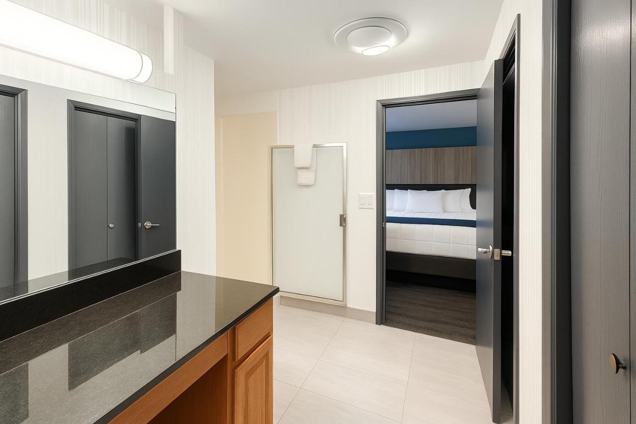 Oyster Bay Inn & Suites — photo 2