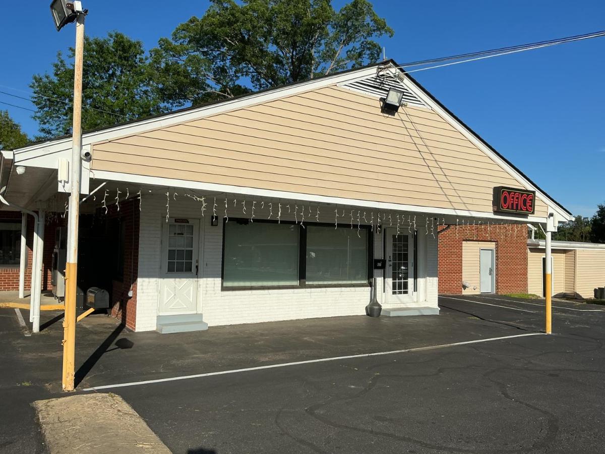 Budget Inn — photo 11
