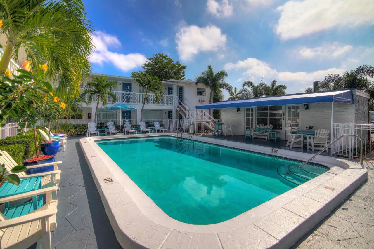 Heated swimming pool: May-Dee Suites in Florida