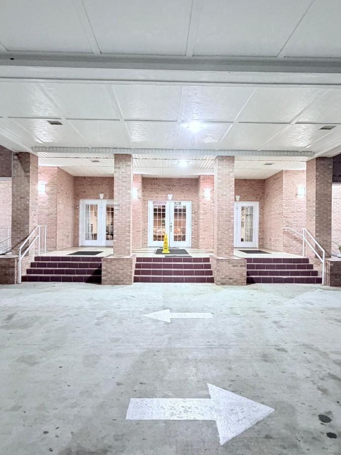 Collins Inn & Suites — photo 6