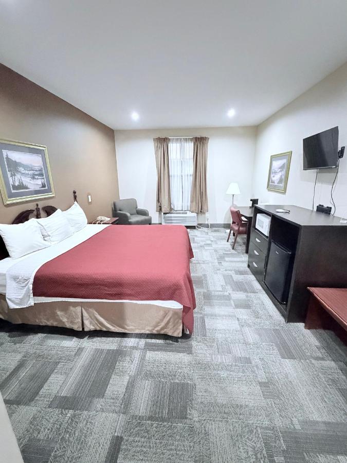 Collins Inn & Suites — photo 13