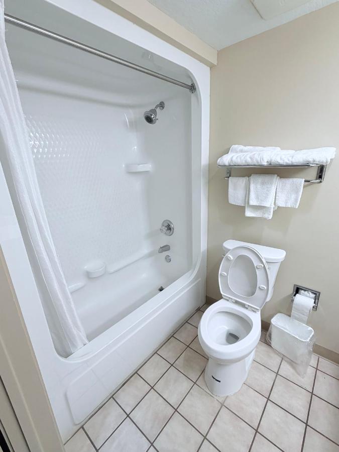 Collins Inn & Suites — photo 14