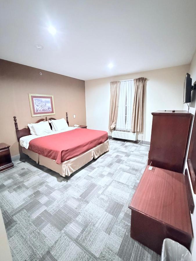Collins Inn & Suites — photo 17