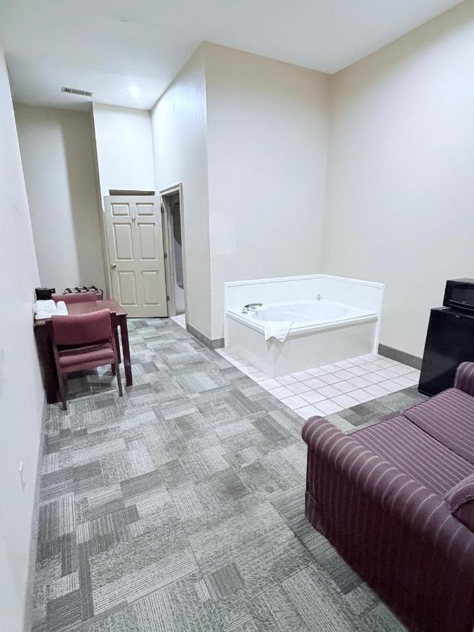 Collins Inn & Suites — photo 18