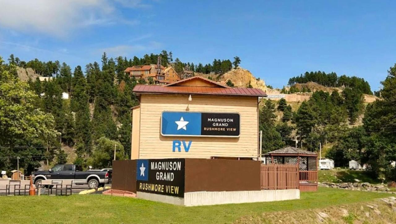 Magnuson Grand Rushmore View — photo 14