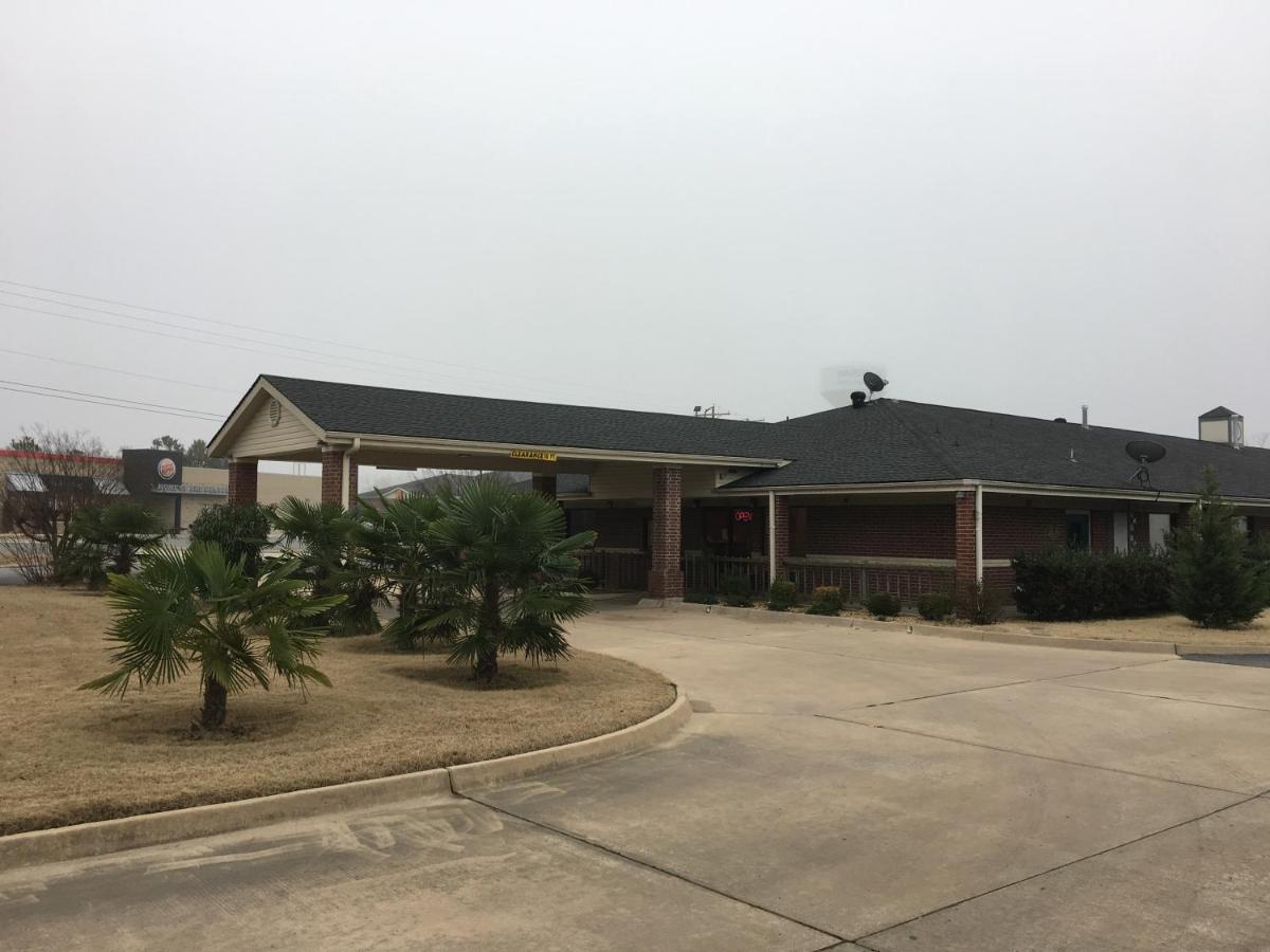 Redwood Inn & Suites — photo 9