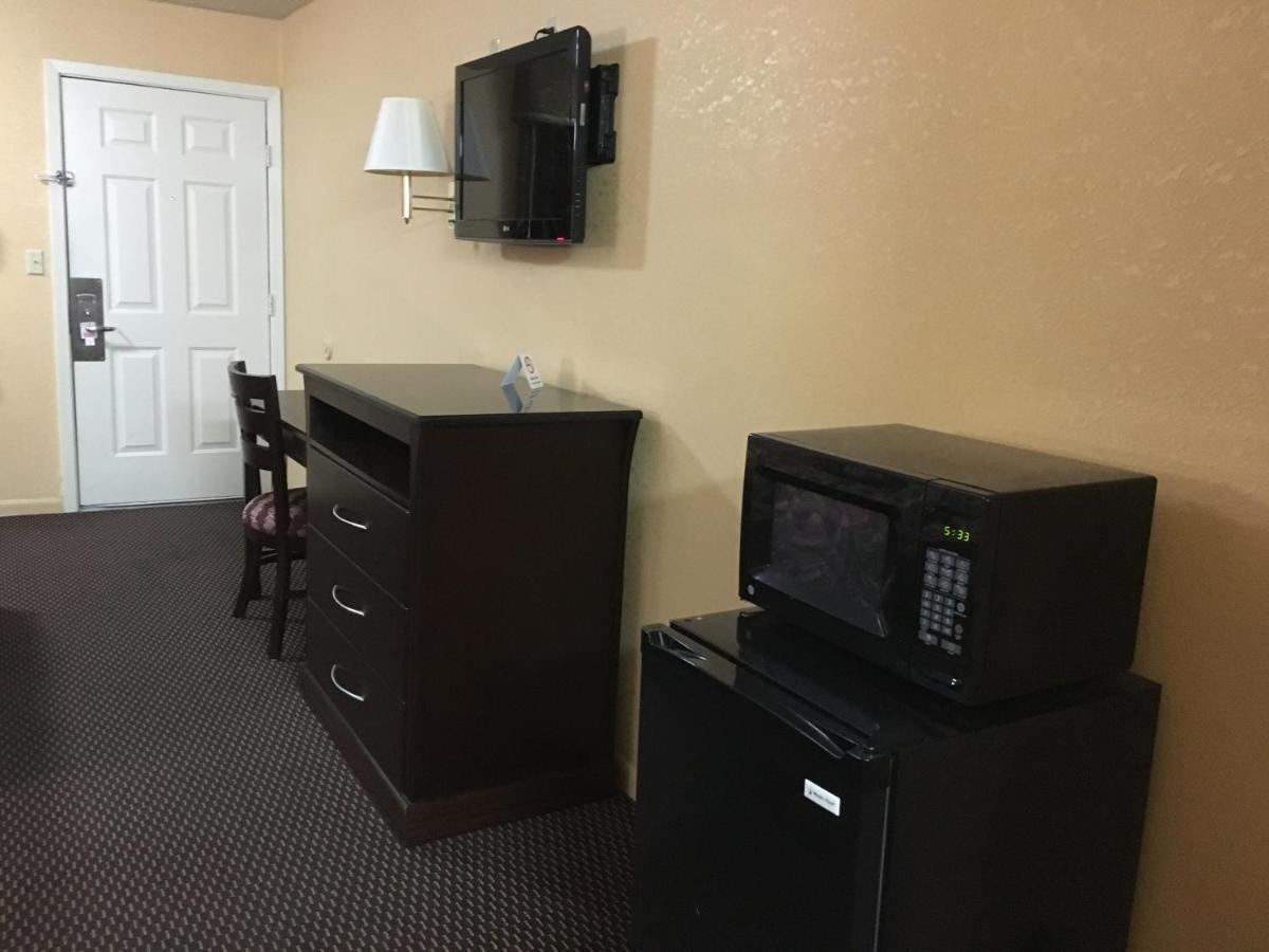 Redwood Inn & Suites — photo 8