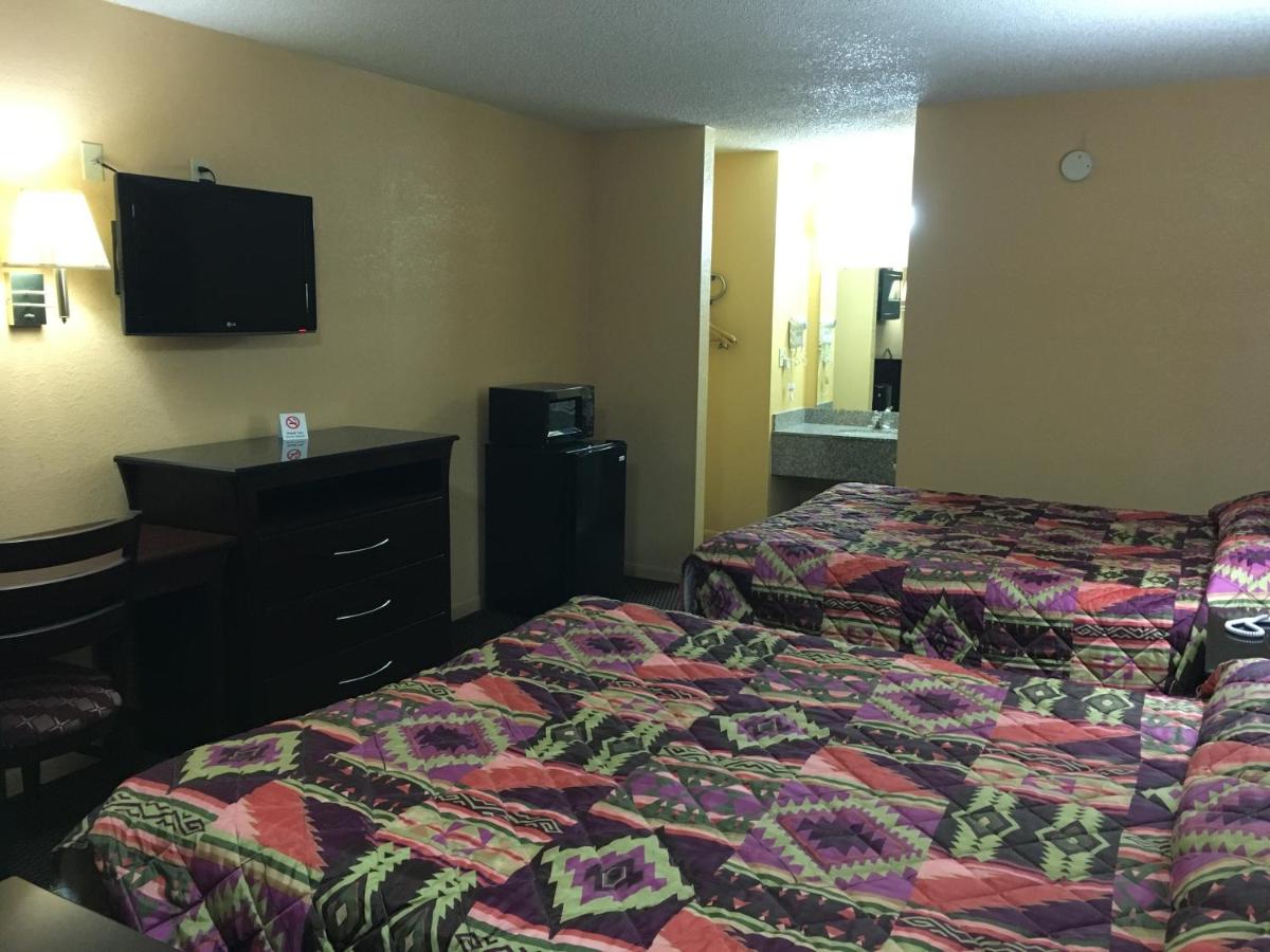 Redwood Inn & Suites — photo 18