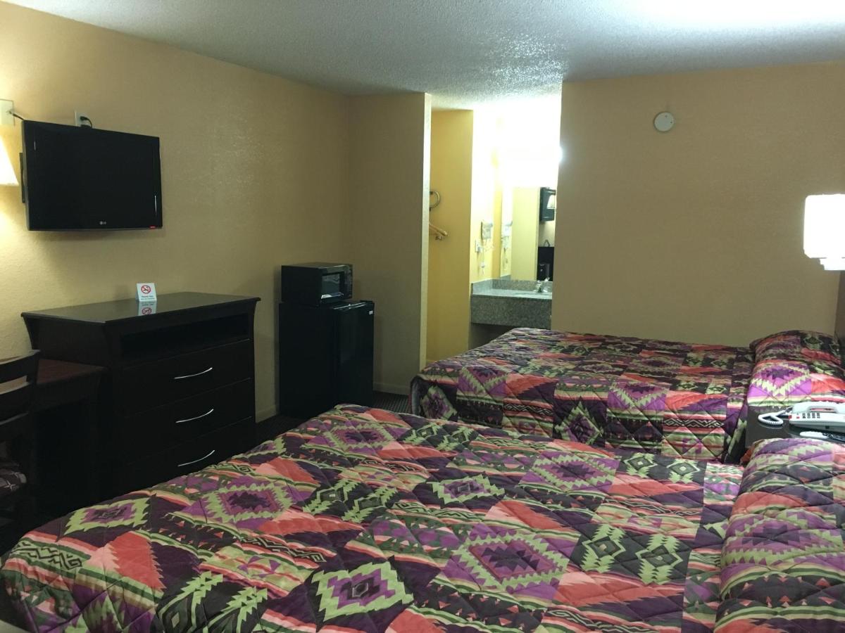 Redwood Inn & Suites — photo 19