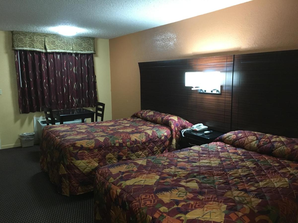 Redwood Inn & Suites — photo 15
