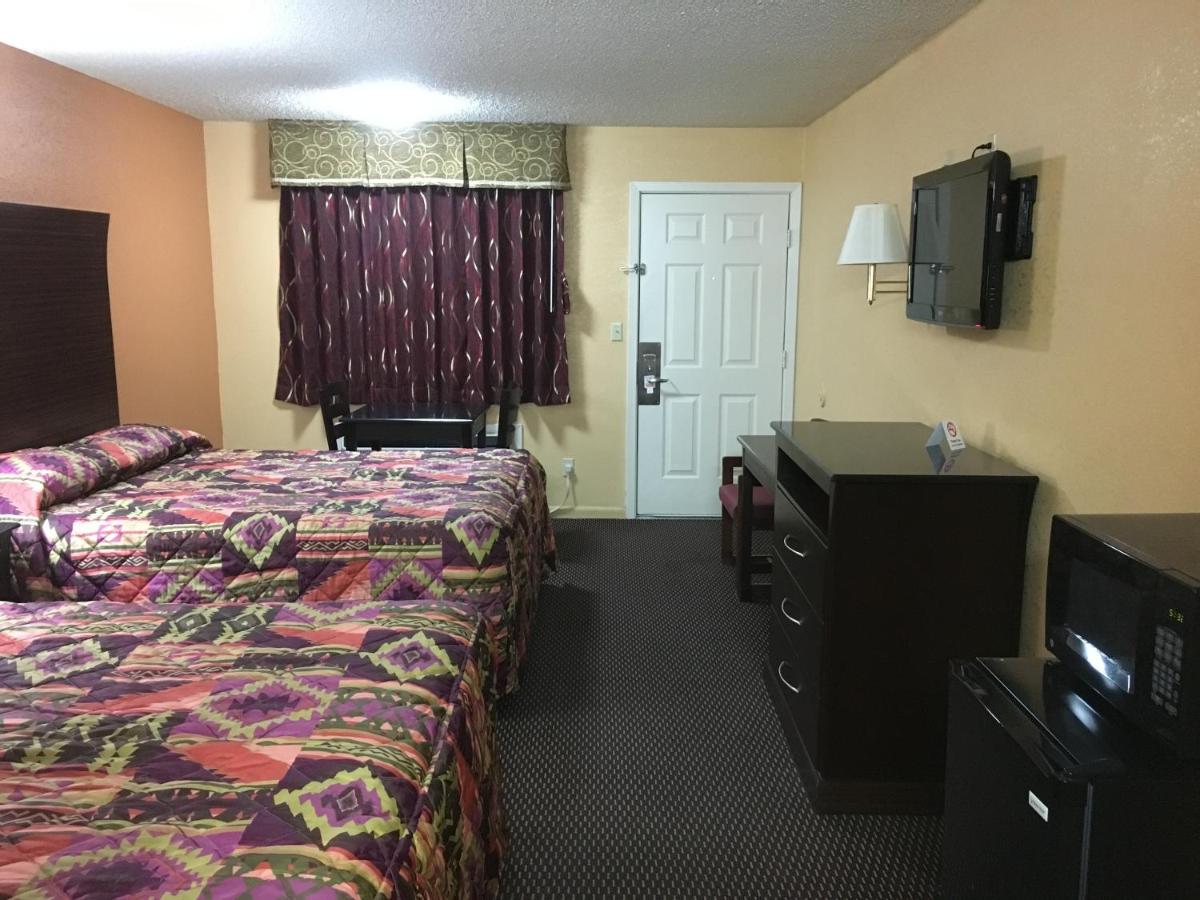 Redwood Inn & Suites — photo 6