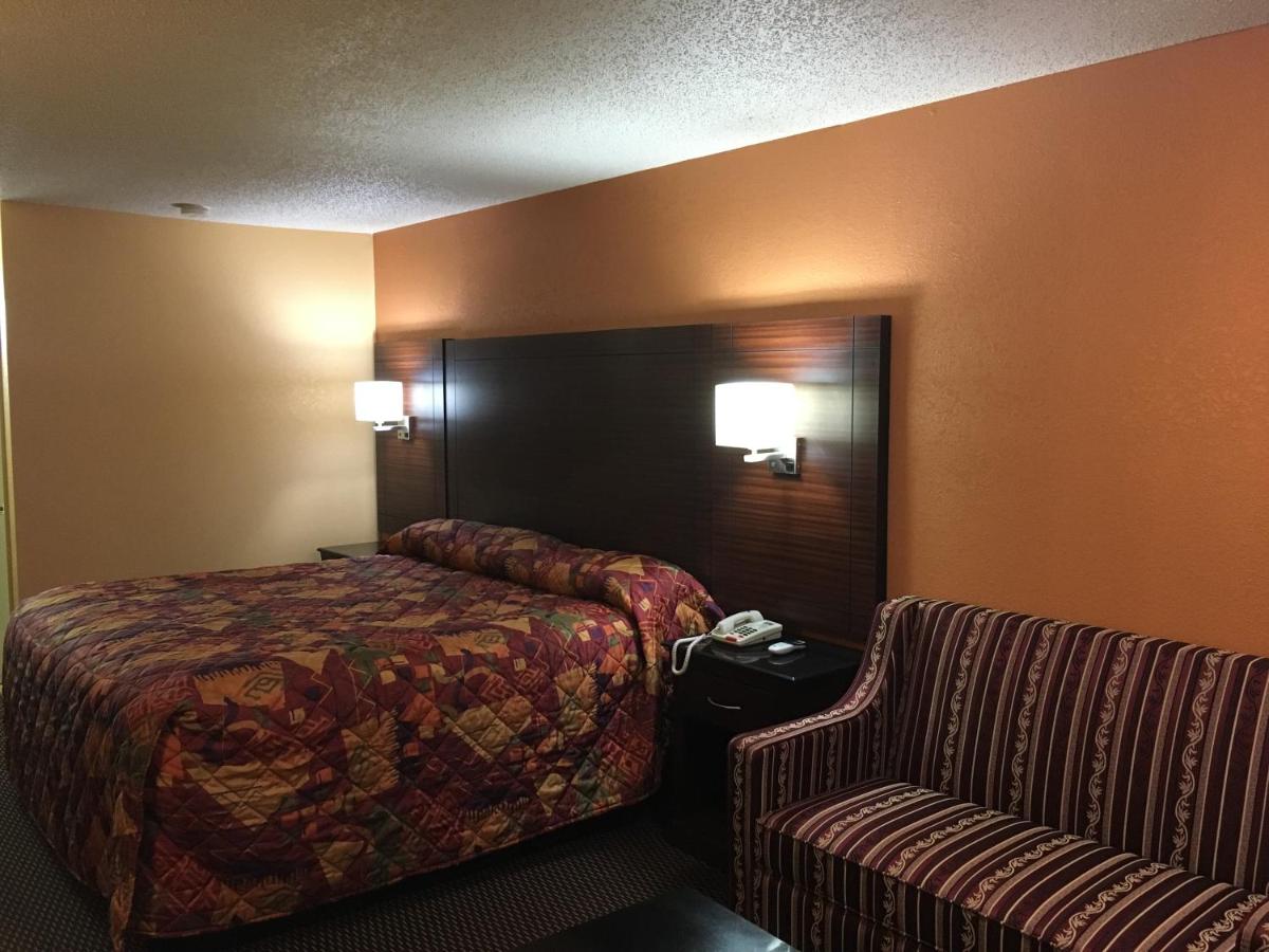 Redwood Inn & Suites — photo 16