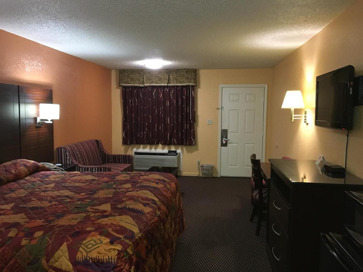 Redwood Inn & Suites — photo 14