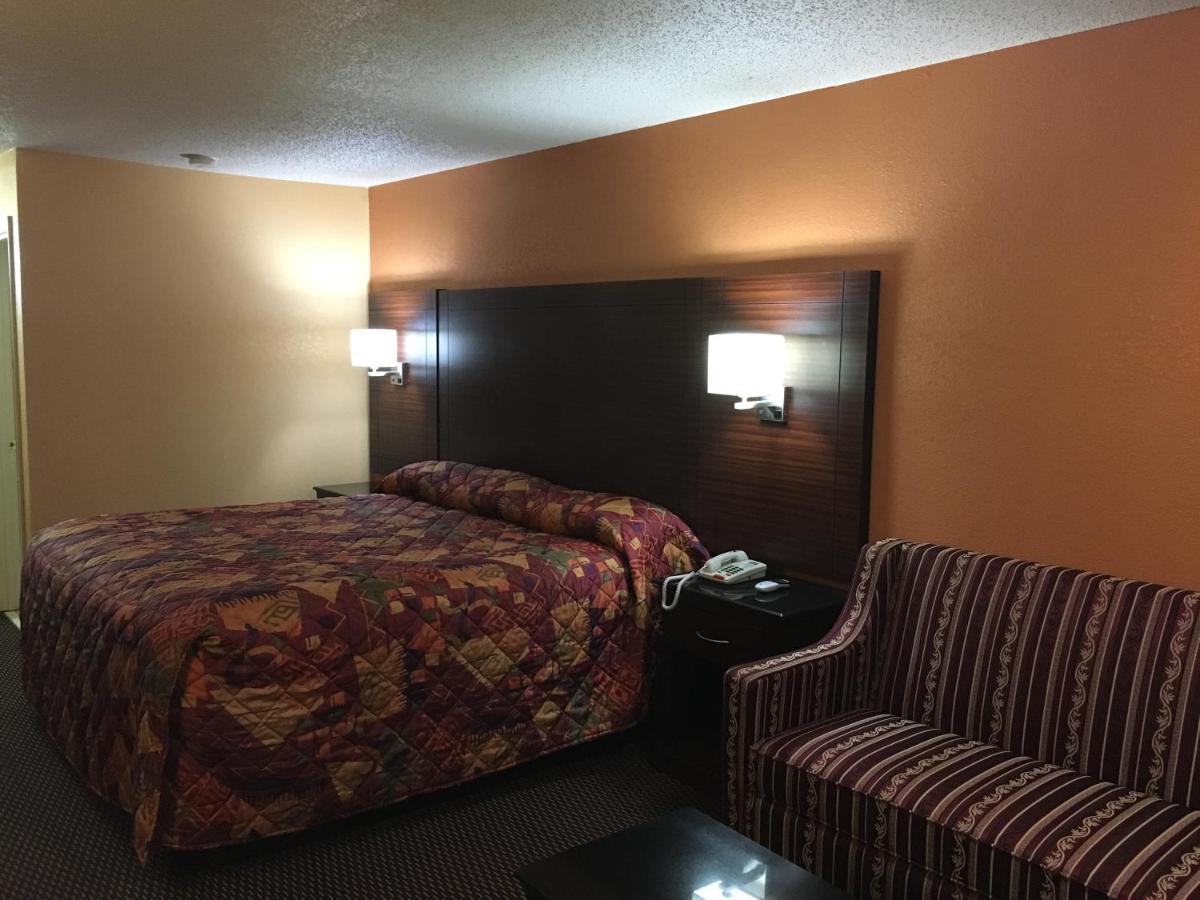 Redwood Inn & Suites — photo 12