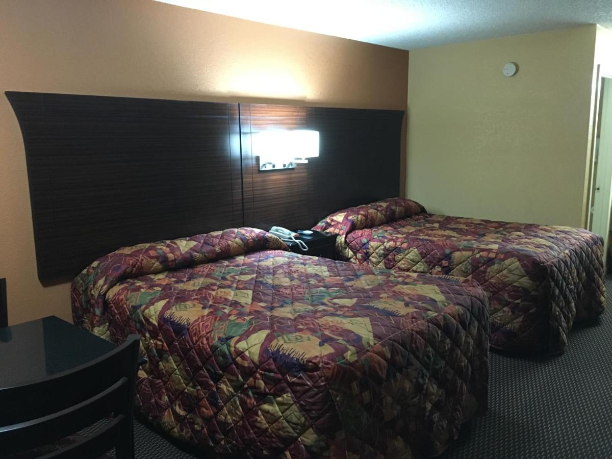Redwood Inn & Suites — photo 13