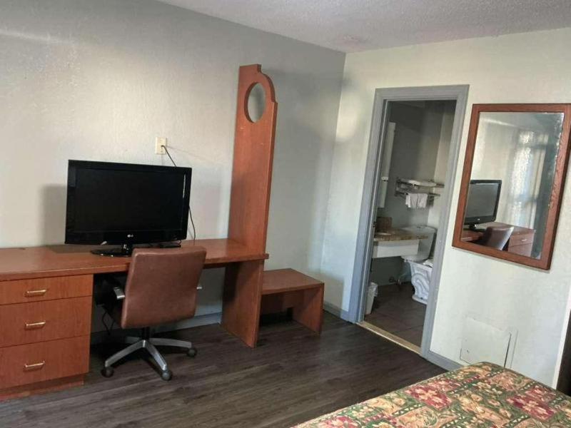 Budget Inn — photo 8