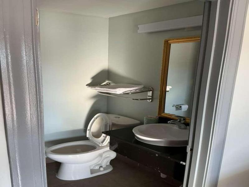 Budget Inn — photo 14