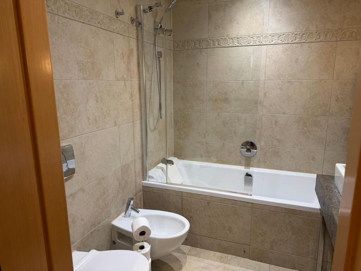 Swimming Pools Apartment In Ocean Village - 2 Bed 2 Bath Rock View