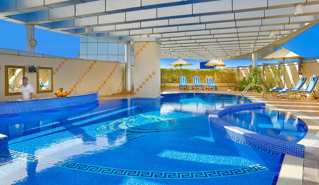 Rooftop swimming pool: City Seasons Hotel Dubai