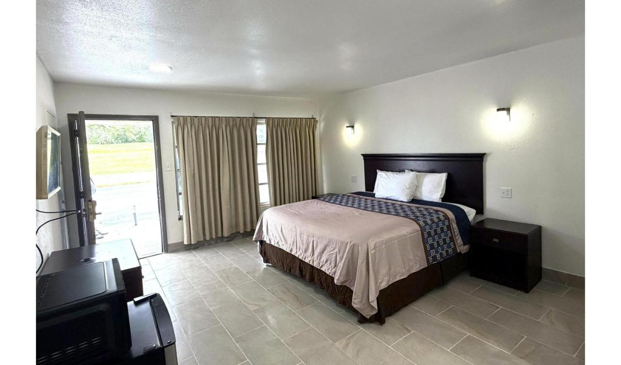 Friendship Inn — photo 2