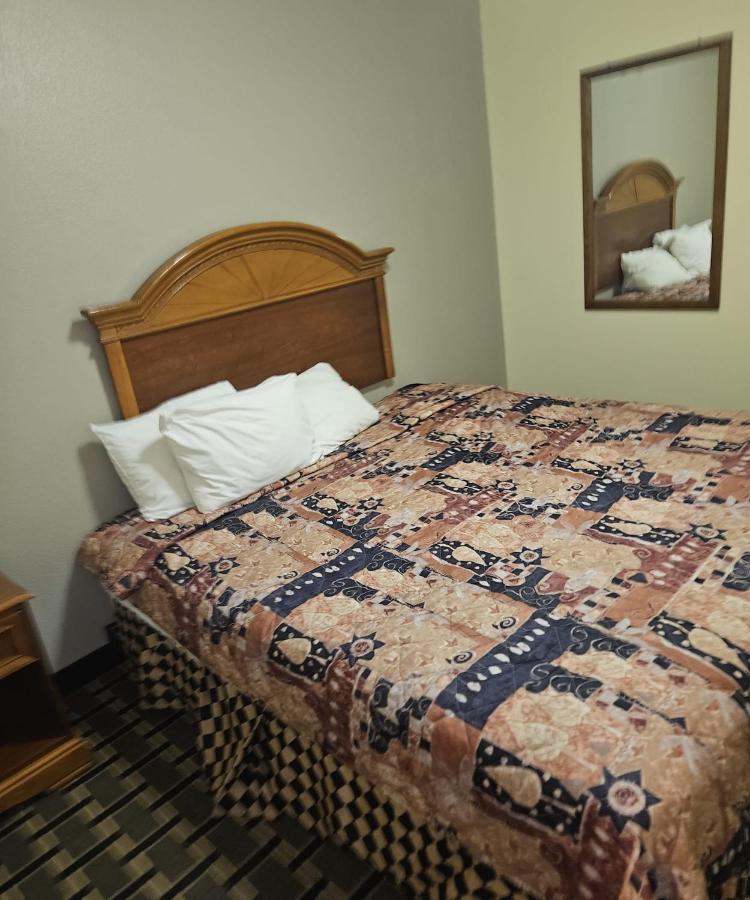 Economy Inn — photo 16