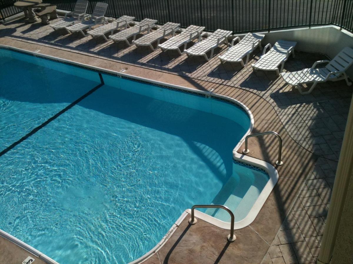 Heated swimming pool: Days Inn by Wyndham Branson/Near the Strip