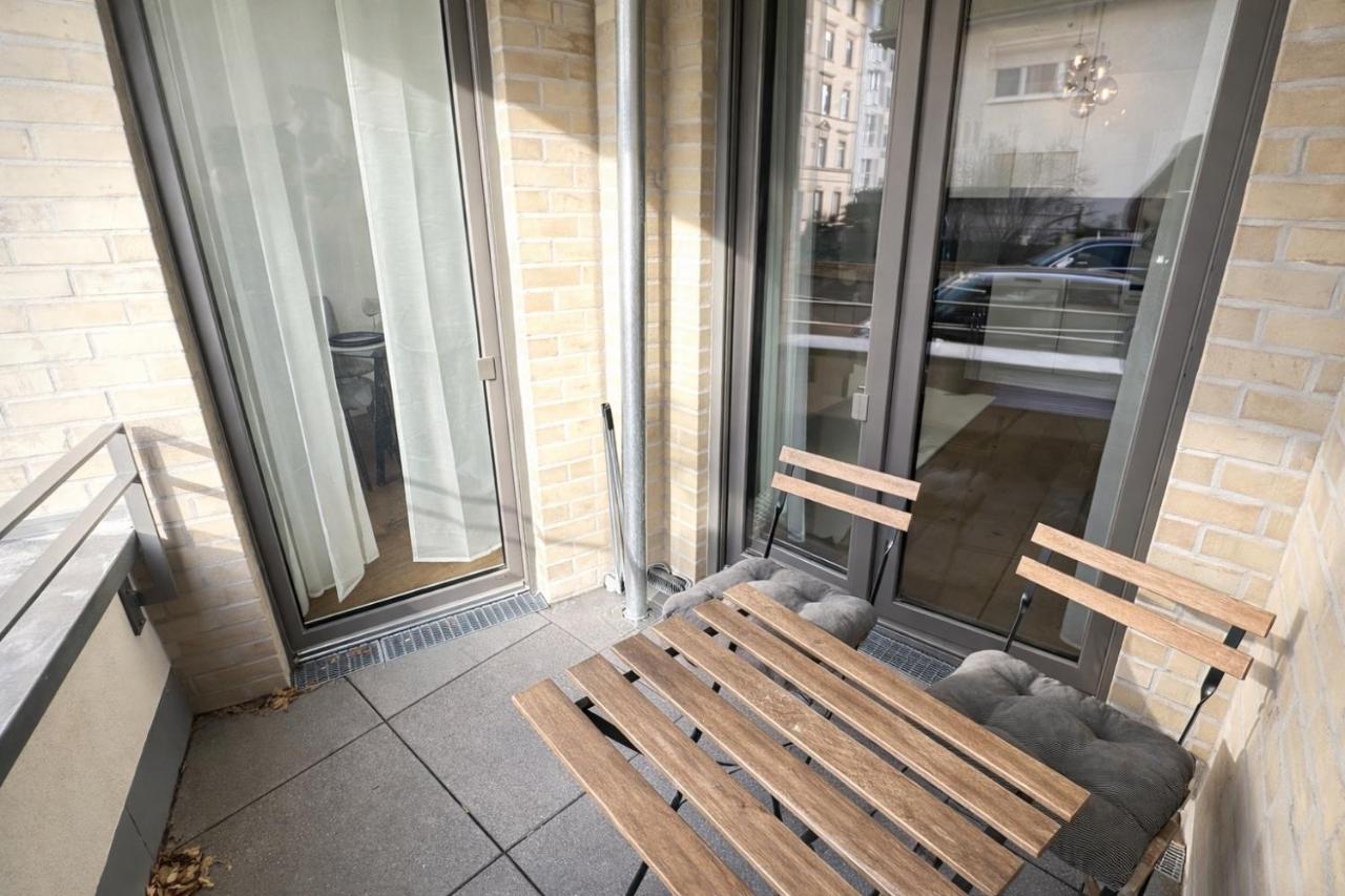 Homely! Design Studio Airport Fair Balcony City